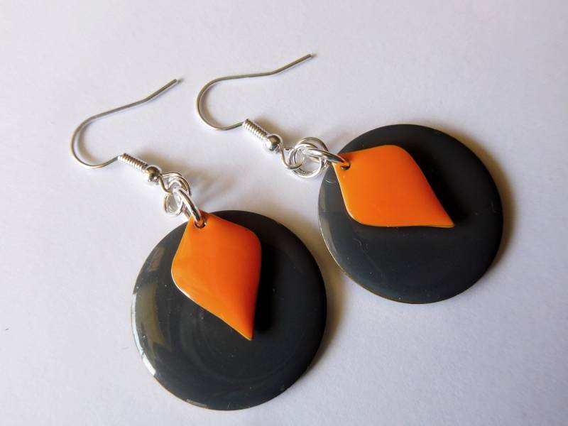 Emaille Scheiben Ohrringe in Grau Und Orange, Hängeohrringe Mit 25 Mm Pailetten Aus Messing von KielerArt