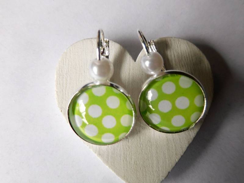 Frühlingshafte Leverback Ohrringe, 16 Mm, Versilbert, Mit Fröhlichem Punkte Muster Und Perlmuttfarbener Zierperle von KielerArt