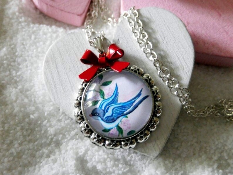 Halskette I Schwalbe Rockabilly & Vintage Cabochonkette Mit Roter Schleife, Versilberte Kette 45 cm Halskette I Schwalbe Rockabilly & Vintage Cabochonkette Mit Roter Schleife, Versilberte Kette 45 cm von KielerArt