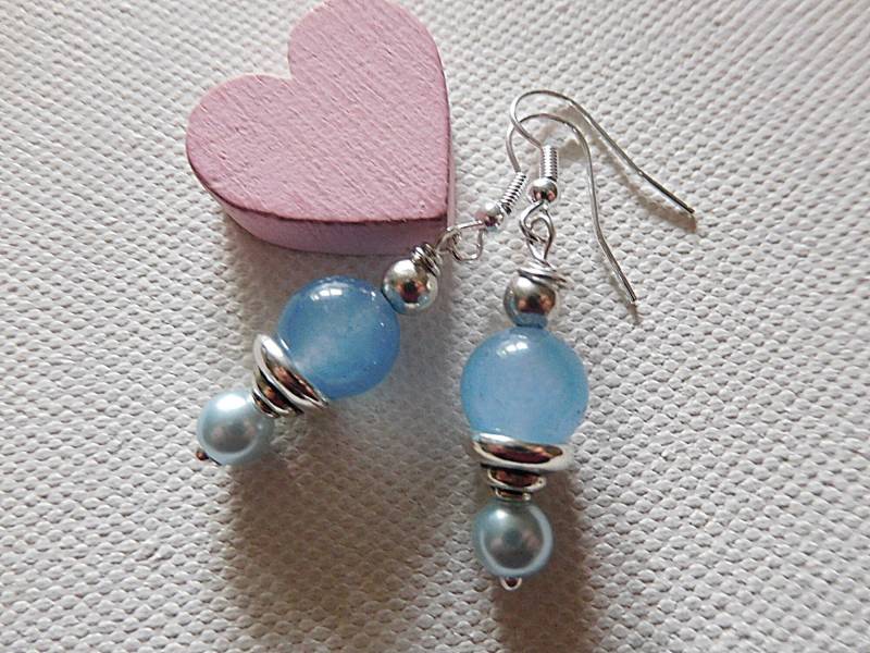Hellblaue Jade Ohrringe Mit Silberfarbenen Ohrhaken, Eisblau Wirkende Ohrhänger 10 Mm Jadeperle, Edelstein Ohrschmuck von KielerArt