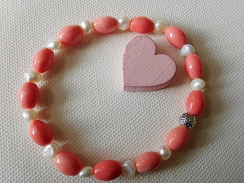 Lachsfarbenes Armband 20 cm, Dehnbar, Mit Perlen Aus Seebambus Koralle Und Süßwasserperlen, Einzelstück von KielerArt