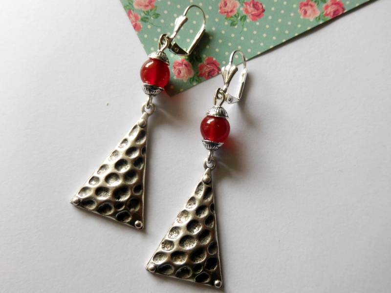 Lange Statement Ohrhänger Mit Karneol Perle Und Antik Versilbertem Anhänger in Dreiecksform, An Versilberten Leverback Ohrhaken von KielerArt