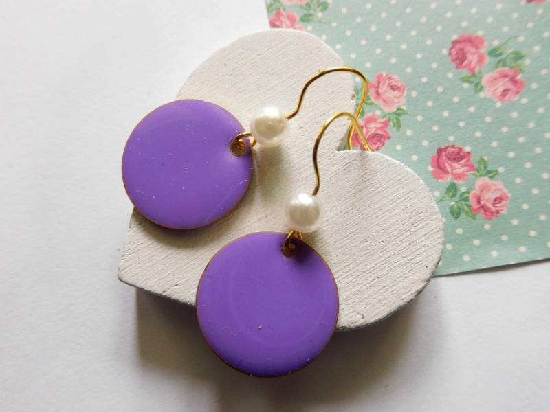 Lila Emaille Ohrringe Mit Goldfarbene Ohrhaken, 20 Mm Pailette Aus Messing Und 6 Perlenimitat von KielerArt