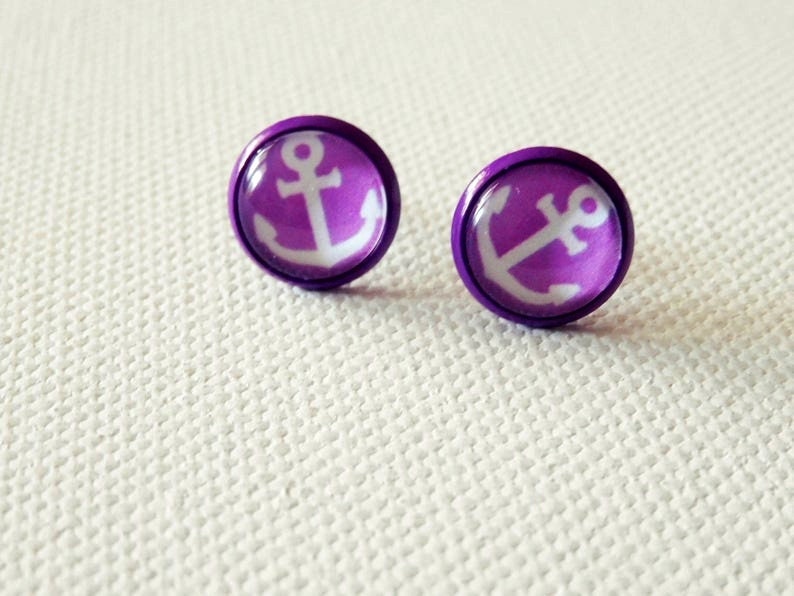 Lila Ohrstecker, 10 Mm, Anker Motiv, Cabochon Ohrstecker Maritim Lila Ohrstecker, 10 Mm, Anker Motiv, Cabochon Ohrstecker Maritim von KielerArt