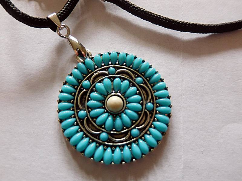 Mandala Halskette, 45 cm, Türkisfarben, Mit Schwarzem Segeltau Band, Hippie Look, Boho Mandala Halskette, 45 cm, Türkisfarben, Mit Schwarzem Segeltau Band, Hippie Look, Boho von KielerArt