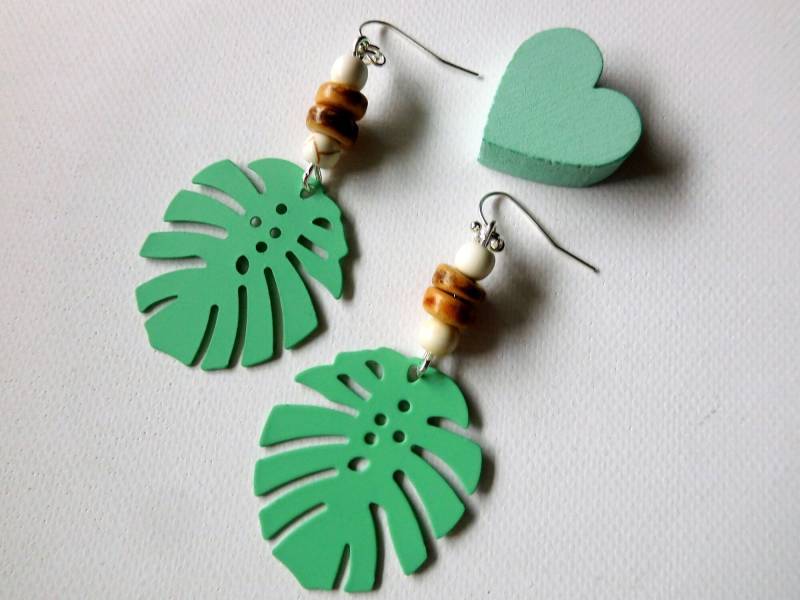 Monstera Blatt Ohrringe Mit Kokosnuss Perlen An Versilberten Ohrhaken Monstera Blatt Ohrringe Mit Kokosnuss Perlen An Versilberten Ohrhaken von KielerArt