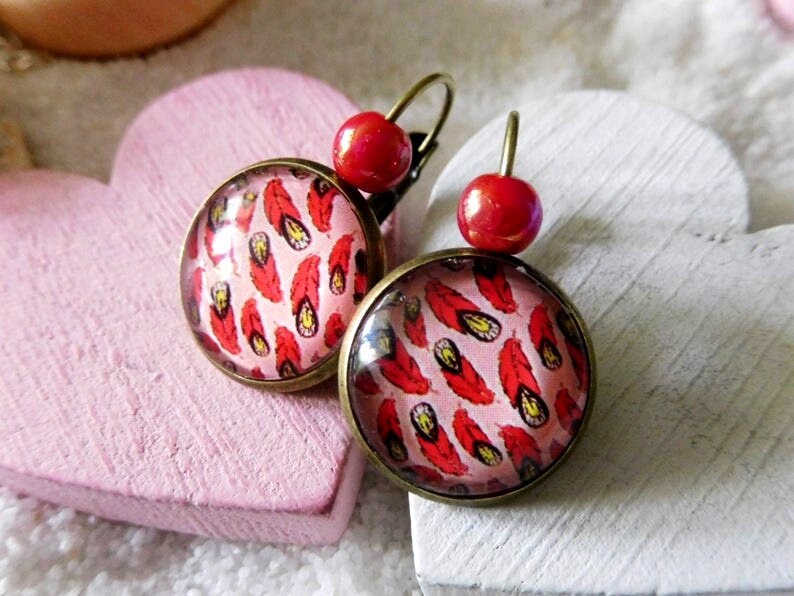 Ohrring Brisur Bronze, Cabochon Ohrringe Mit Federn, 16 Mm Klappohrringe, Boho, Ethno, Federn Rot Ohrring Brisur Bronze, Cabochon Ohrringe Mit Federn, 16 Mm Klappohrringe, Boho, Ethno, Federn Rot von KielerArt