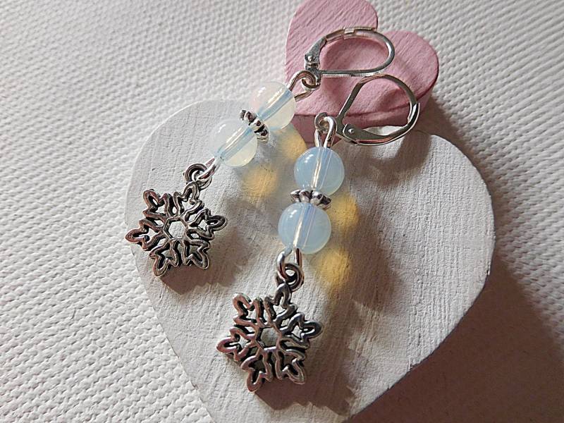 Opalith Ohrringe Mit Schneeflocken Charm An Silberfarbenen 304 Edelstahl Klapp Ohrhaken, Winterlich Schöner Ohrschmuck Für Weihnachten von KielerArt