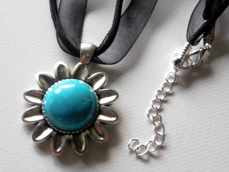 Organza Band Kette Mit Howlith Anhaenger in Türkis Blau, Cabochon Form Einer Blüte Organza Band Kette Mit Howlith Anhaenger in Türkis Blau, Cabochon Form Einer Blüte von KielerArt