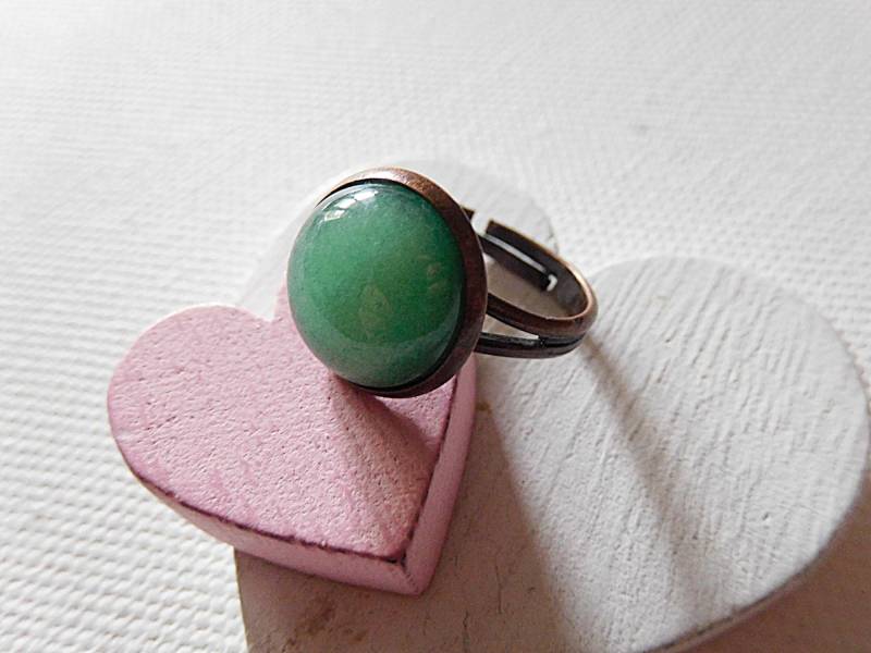 Rotkupferfarbener Jade Ring, 17 Mm Verstellbar, Kleiner Ring Mit 12 Grünem Cabochon von KielerArt