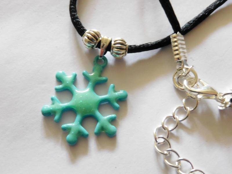 Schneeflocken Anhänger An Schwarzer Satin Bandkette in 46 cm Länge, Halskette Türkis Glänzend, Winterlicher Schmuck Schneeflocken Anhänger An Schwarzer Satin Bandkette in 46 cm Länge, Halskette Türkis Glänzend, Winterlicher Schmuck von KielerArt
