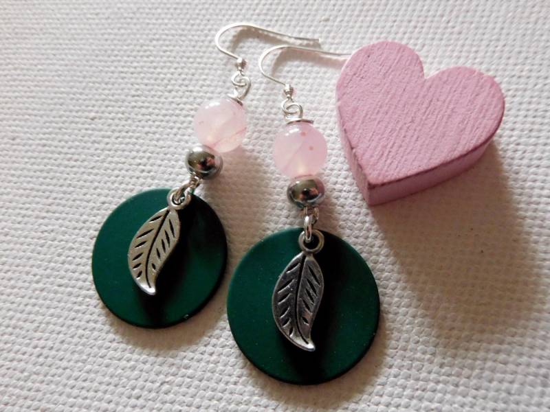 Schöne Ohrringe Mit Rosenquarz Perle Und Grünem Aluminium Anhänger, Sowie Blatt Charm, An Silberfarbenen 304 Edelstahl Ohrhaken Schöne Ohrringe Mit Rosenquarz Perle Und Grünem Aluminium Anhänger, Sowie Blatt Charm, An Silberfarbenen 304 Edelstahl Ohrhaken von KielerArt