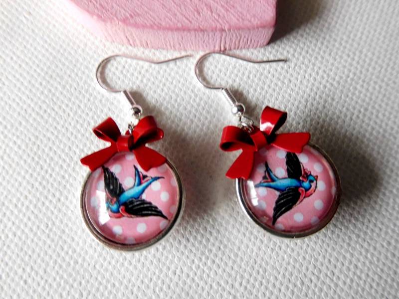 Schwalben Ohrringe Mit Pünktchen Und Roter Schleife, 3 cm Länge, Ohrhänger Silberfarbigen Ohrhaken Schwalben Ohrringe Mit Pünktchen Und Roter Schleife, 3 cm Länge, Ohrhänger Silberfarbigen Ohrhaken von KielerArt