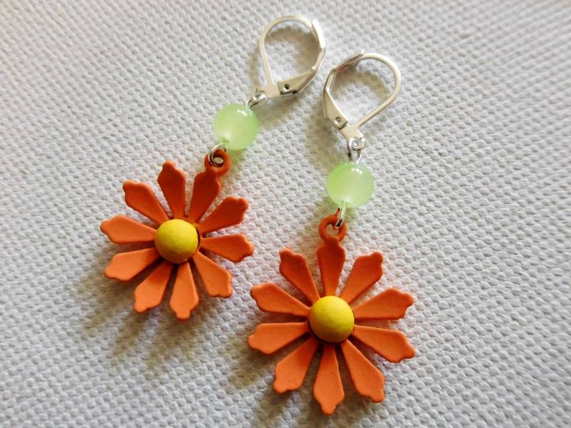 Sommerliche Ohrringe Mit Orangefarbenem Anhänger in Blütenform, An Silberfarbenen Klappohrhaken, Ein Toller Hingucker von KielerArt