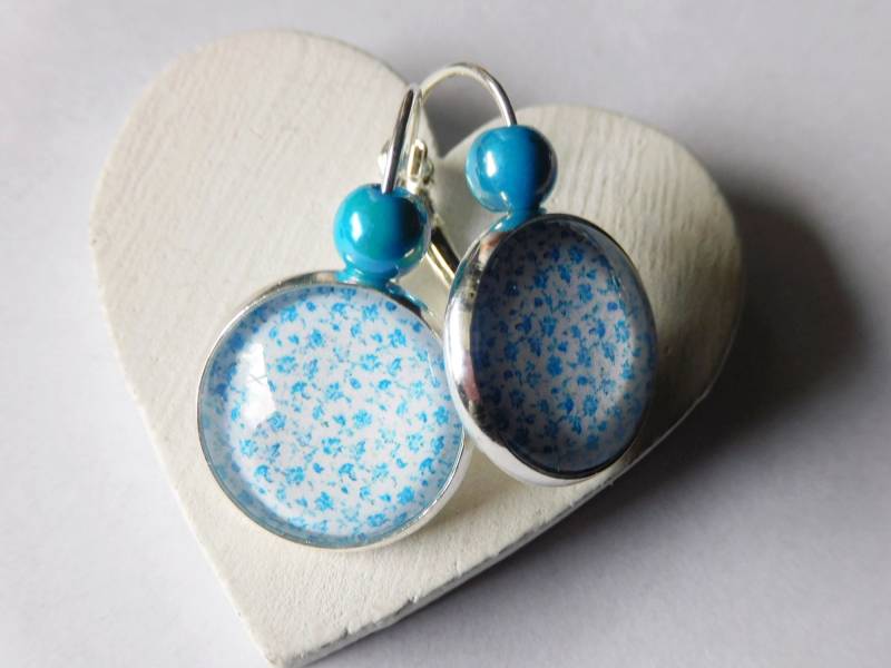 Versilberte Leverback Ohrringe, 16 Mm, Mit Blüten Muster in Hellblau, Ein Frühlingshaftes Accessoire Versilberte Leverback Ohrringe, 16 Mm, Mit Blüten Muster in Hellblau, Ein Frühlingshaftes Accessoire von KielerArt