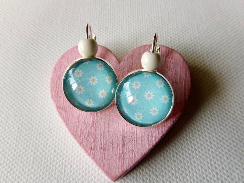 Versilberte Leverback Ohrringe, 16 Mm, Mit Gänseblümchen Muster in Hellblau Und Weiß, Ein Frühlingshaftes Accessoire Versilberte Leverback Ohrringe, 16 Mm, Mit Gänseblümchen Muster in Hellblau Und Weiß, Ein Frühlingshaftes Accessoire von KielerArt