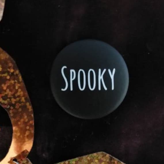 Gruseliger Pin Anstecker 32mm Halloween Goth Witch Gruseliger Pin Anstecker 32mm Halloween Goth Witch von KieraDocherty