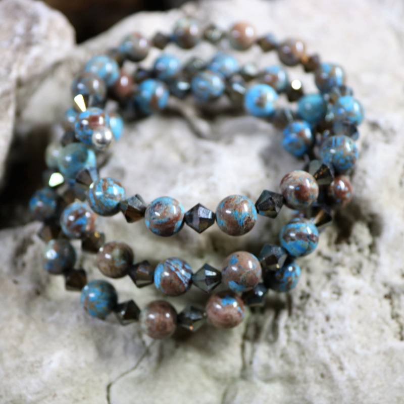 Blaue Spitze Achat Memory Wire Armband Swarovski Bronze Perlen von KierbetsDesigns