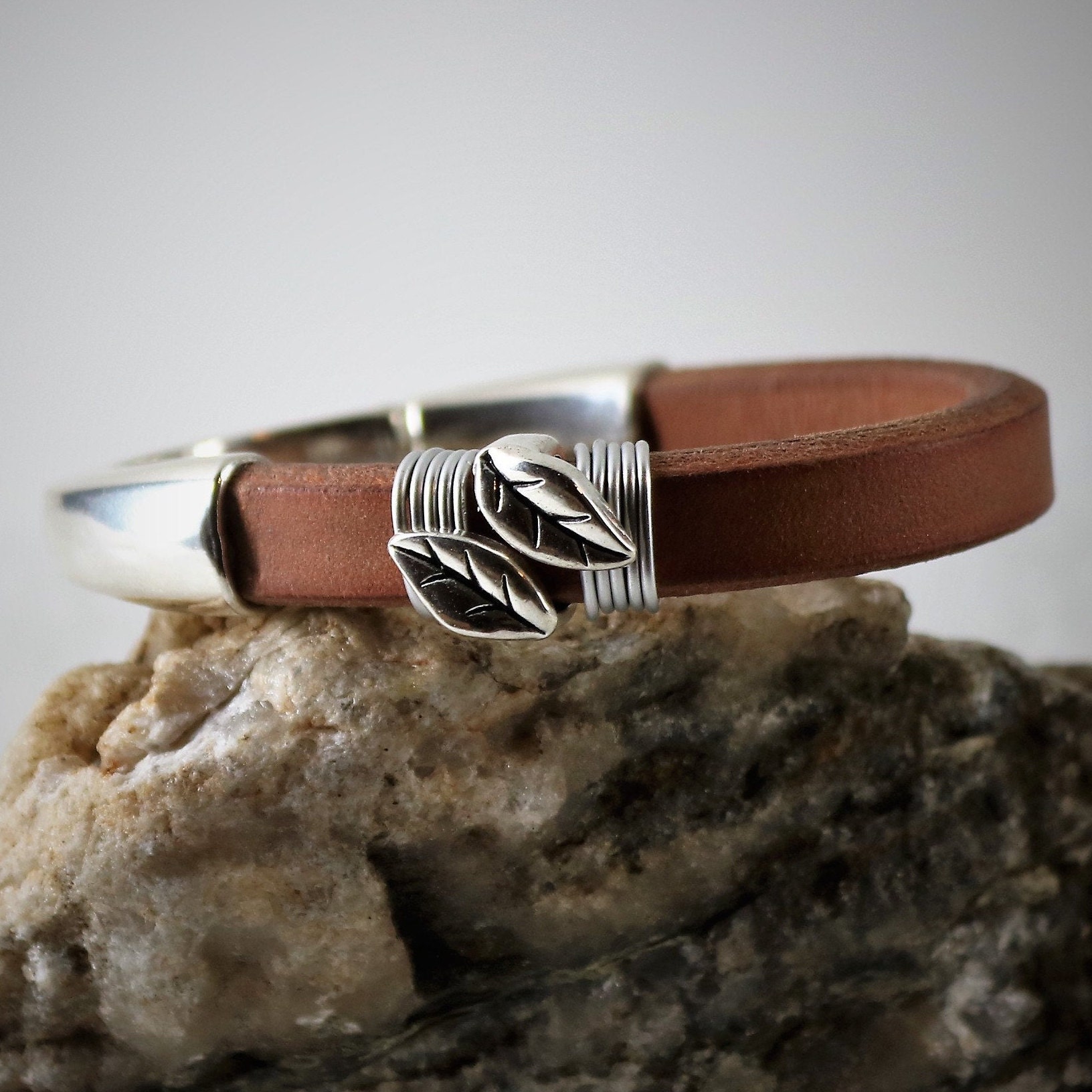 Silberne Lederarmband Benutzerdefinierte Größe Magnetverschluss von KierbetsDesigns