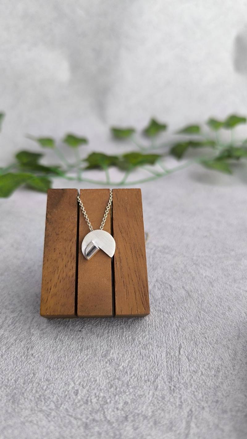 Gefalteter Silber Anhänger Mit Kette // Handgeschmiedeter Kettenanhänger Designer Schmuck Für Den Alltag Runder von Kieritivity