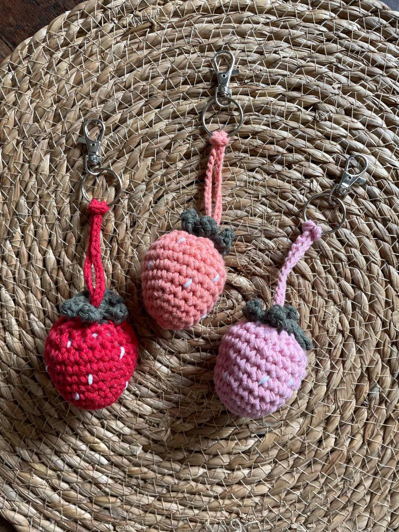Schlüsselanhänger Taschen Anhänger Häkel Erdbeere Strawberry Key Chain Cute Pinterest Handmade Rot Rosa Red Pink Rose Silber Silver Schlüsselanhänger Taschen Anhänger Häkel Erdbeere Strawberry Key Chain Cute Pinterest Handmade Rot Rosa Red Pink Rose Silber Silver von KieselCreates