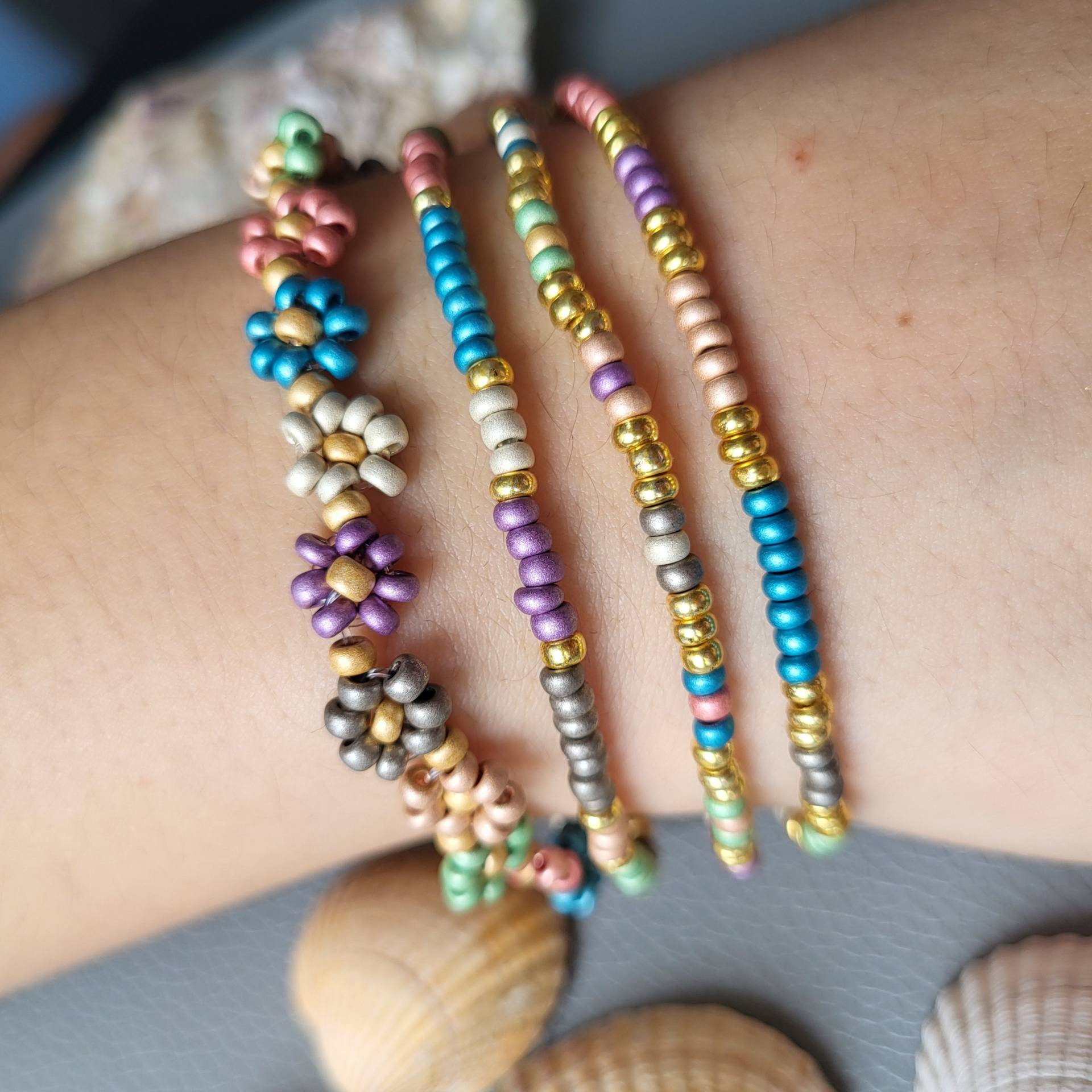 Armband Perlen Bunt Einfarbig Elastisch Besonders Kleine Sommer Metallic Gold Armband Perlen Bunt Einfarbig Elastisch Besonders Kleine Sommer Metallic Gold von Kieseldesign