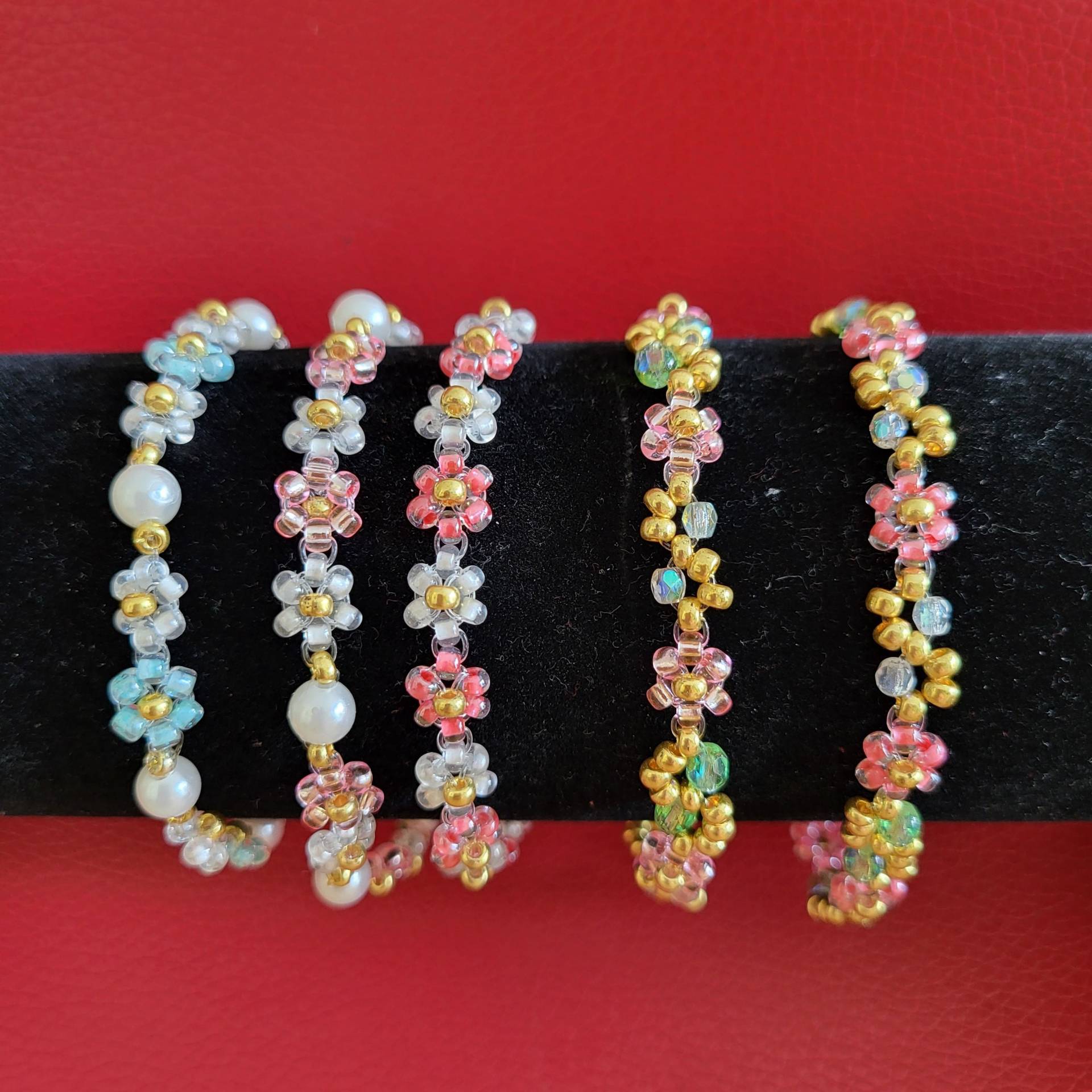 Besondere Armbänd Aus Rocailles Perlen Bunt Elastisch Gefädelt Kleine Sommer Armband Tracht Vintage Hochzeit Besondere Armbänd Aus Rocailles Perlen Bunt Elastisch Gefädelt Kleine Sommer Armband Tracht Vintage Hochzeit von Kieseldesign