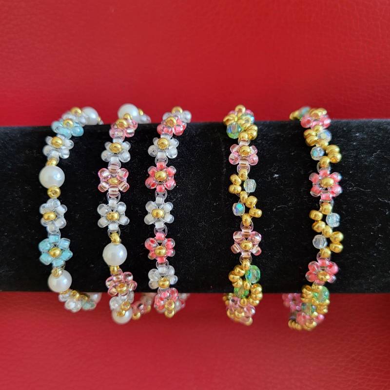 Besondere Armbänd Aus Rocailles Perlen Bunt Elastisch Gefädelt Kleine Sommer Armband Tracht Vintage Hochzeit Besondere Armbänd Aus Rocailles Perlen Bunt Elastisch Gefädelt Kleine Sommer Armband Tracht Vintage Hochzeit von Kieseldesign