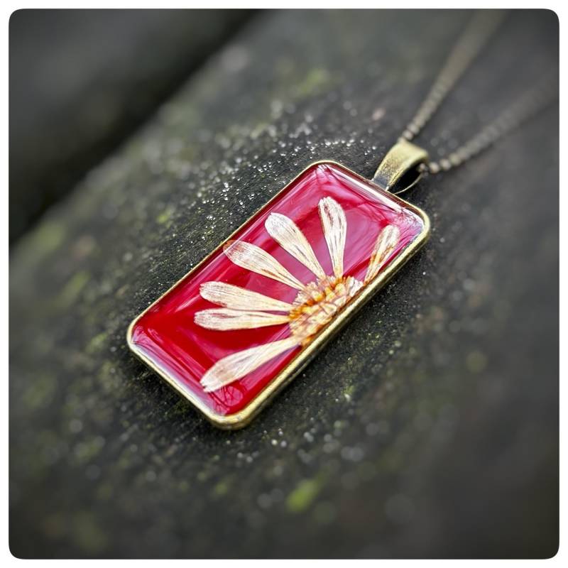 Margeriten Halskette | Großer Eckiger Anhänger Bronzefarben Weinrot von Kiezelfen