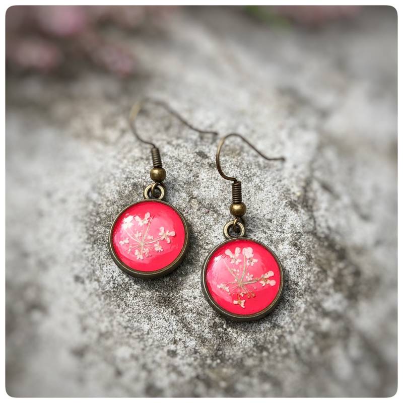 Runde Ohrhänger | Erdbeerrot Echte Wilde Möhre Blüten Je Ca. 14 Mm Durchmesser Bronzefarben von Kiezelfen