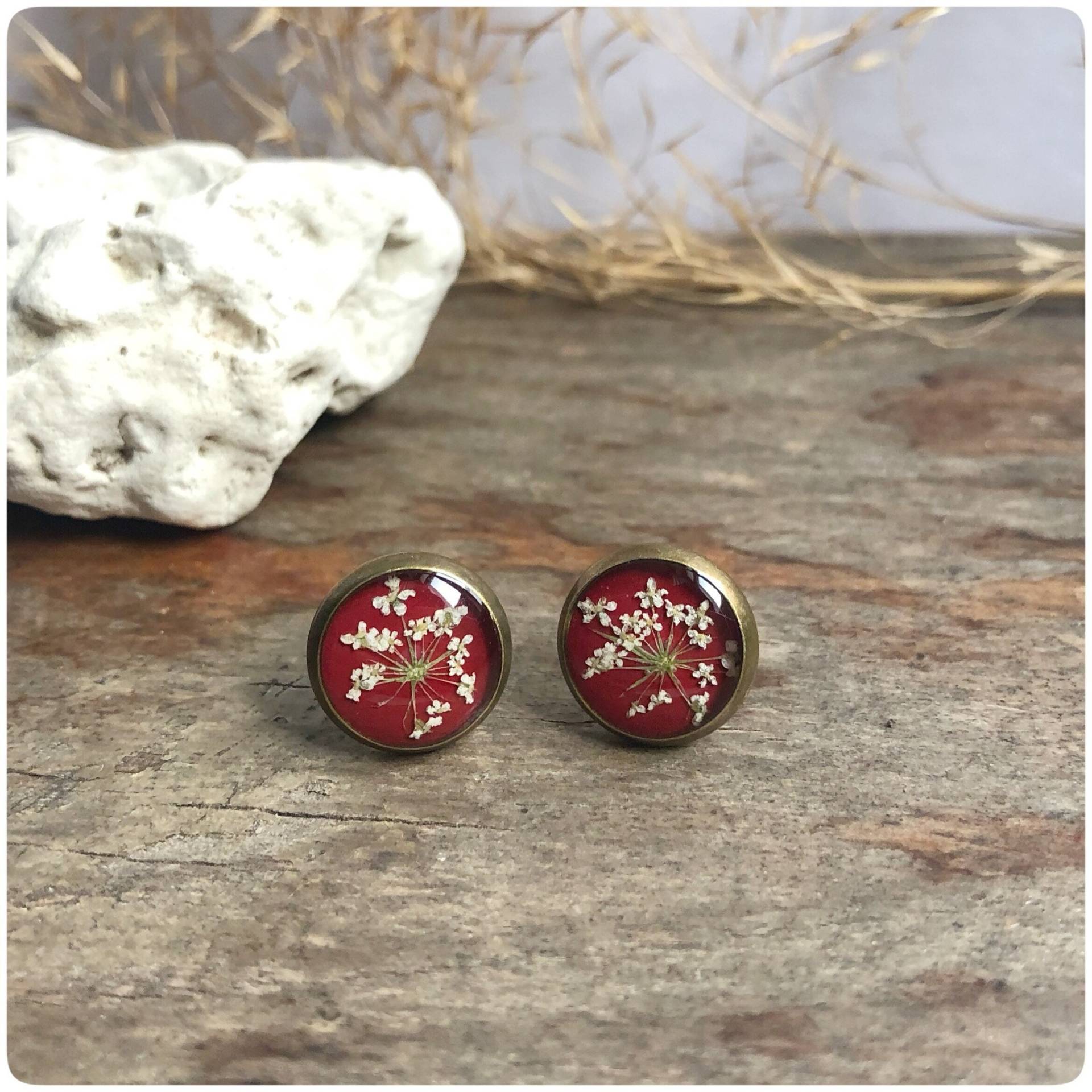 Weinrote Ohrstecker | Echte Wilde Möhre Blüten Je Ca. 12 Mm Durchmesser Gr. M Bronzefarben von Kiezelfen