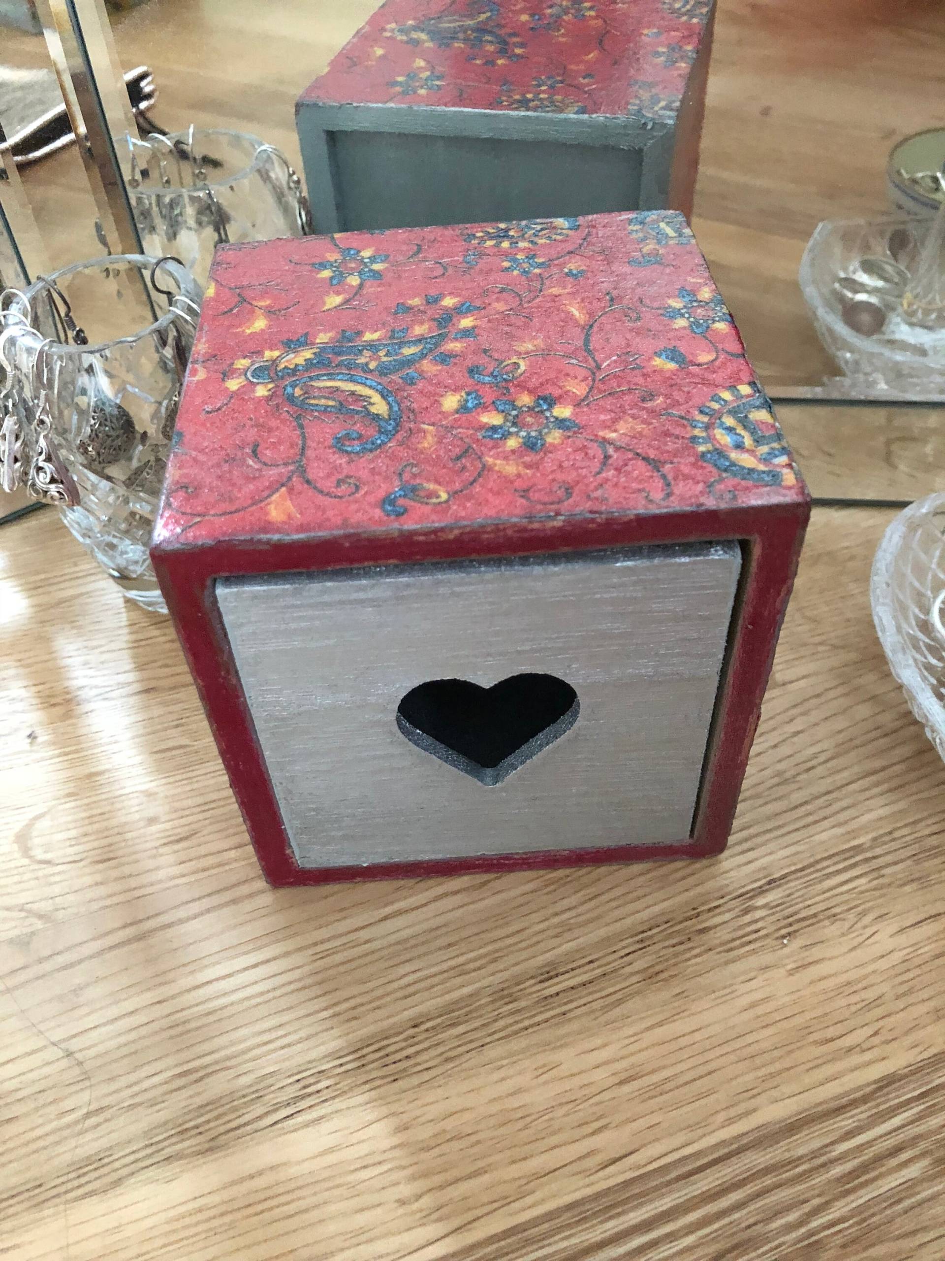 Red Floral Mini Schubladen, Schmuckschatulle Handgefertigt Red Floral Mini Schubladen, Schmuckschatulle Handgefertigt von KikaArts