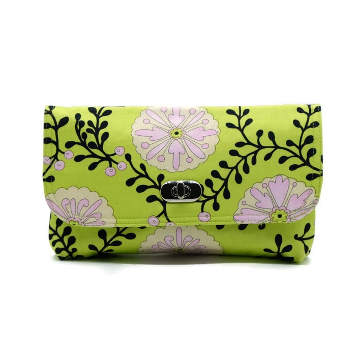Lime Floral Gefüttert Mini Clutch Geldbörse Mit Drehverschluss von KikayDesigns