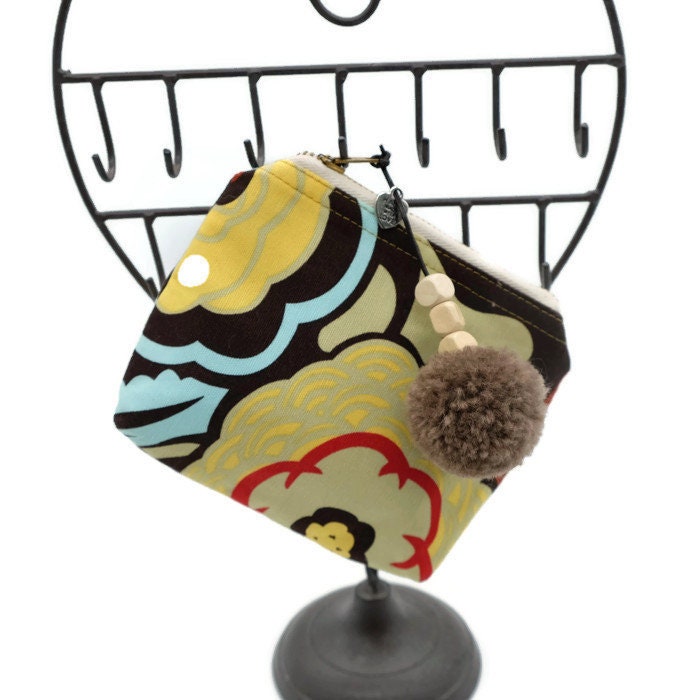 Retro Floral Reißverschluss Geldbörse Handgelenk Mit Holzperlen Und Pompons An Lederriemen von KikayDesigns