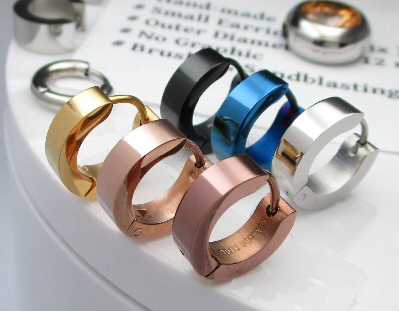 Edelstahl Ohrringe Herren Damen Klapp Creolen Schwarz Gold Silber Bronze Rotgold Blau Glänzend Ohrstecker von KikuchiMensEarring