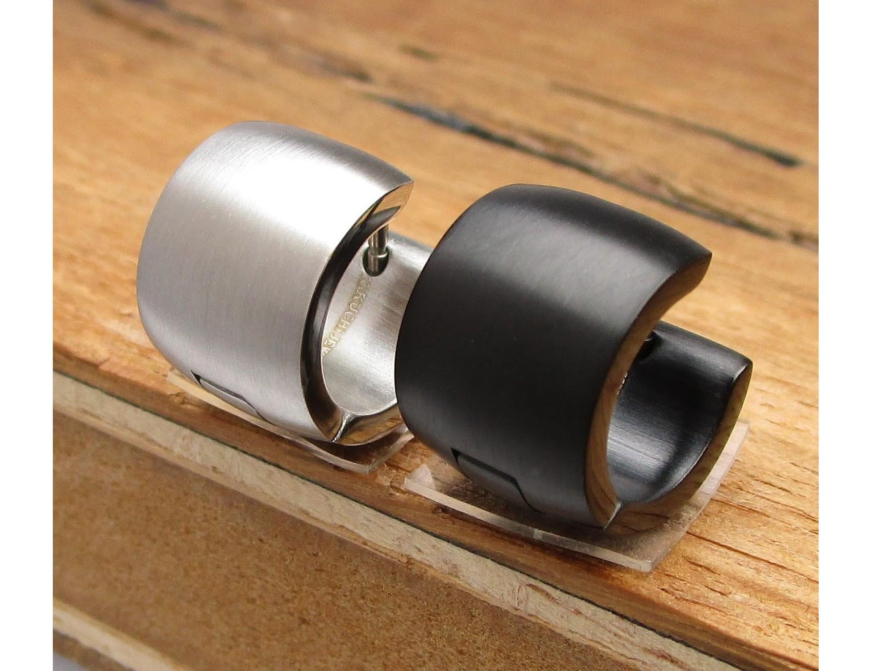 Kikuchi Herren Ohrringe Titan Verschluss Ø 13 Mm/10 Extra-Breit Silber Schwarz Gebürstet Matt Hochglänzend Edelstahl Creolen Ohrstecker von KikuchiMensEarring