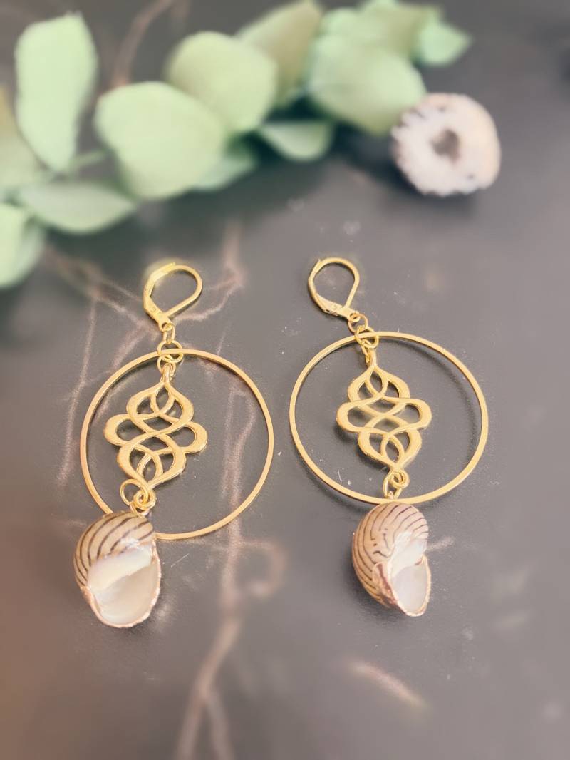 Goldfarbene Hängeohrringe Jugenstil Goldfarbene Hängeohrringe Jugenstil von KillefitzShop