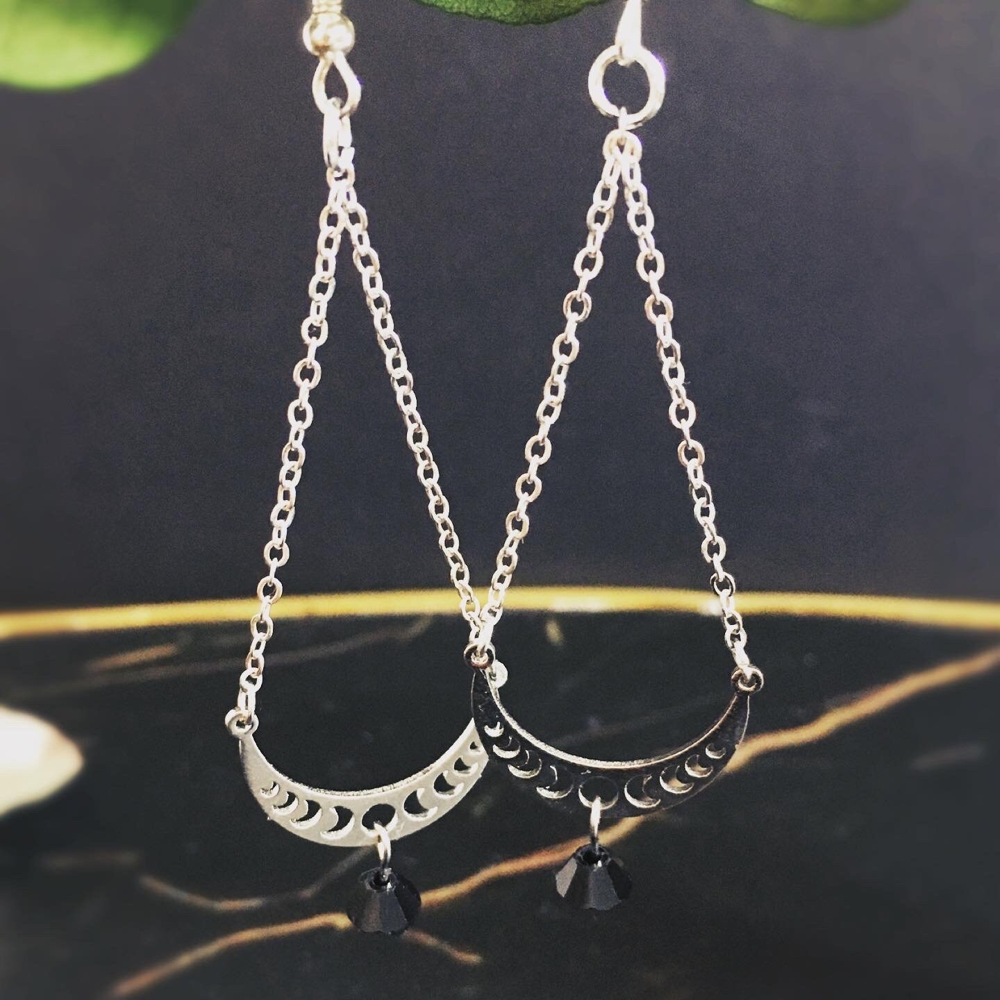 Silberfarbene Kettenohrringe Mit Halbmond Mondphasen von KillefitzShop