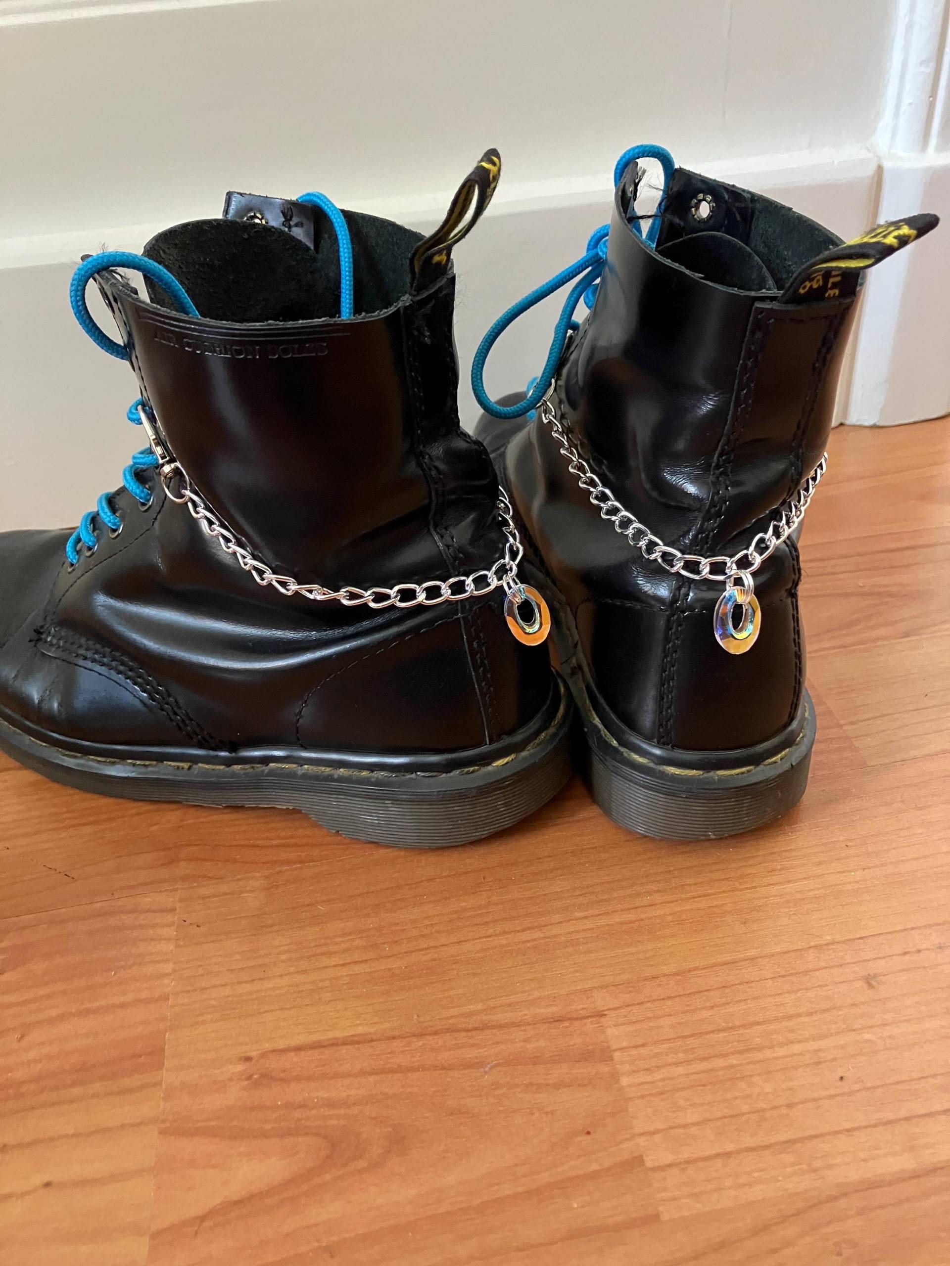 stiefelkette Boot Charm Dr. Martens Docs Schmuck Kette Glasring Holo Effekt von KillefitzShop