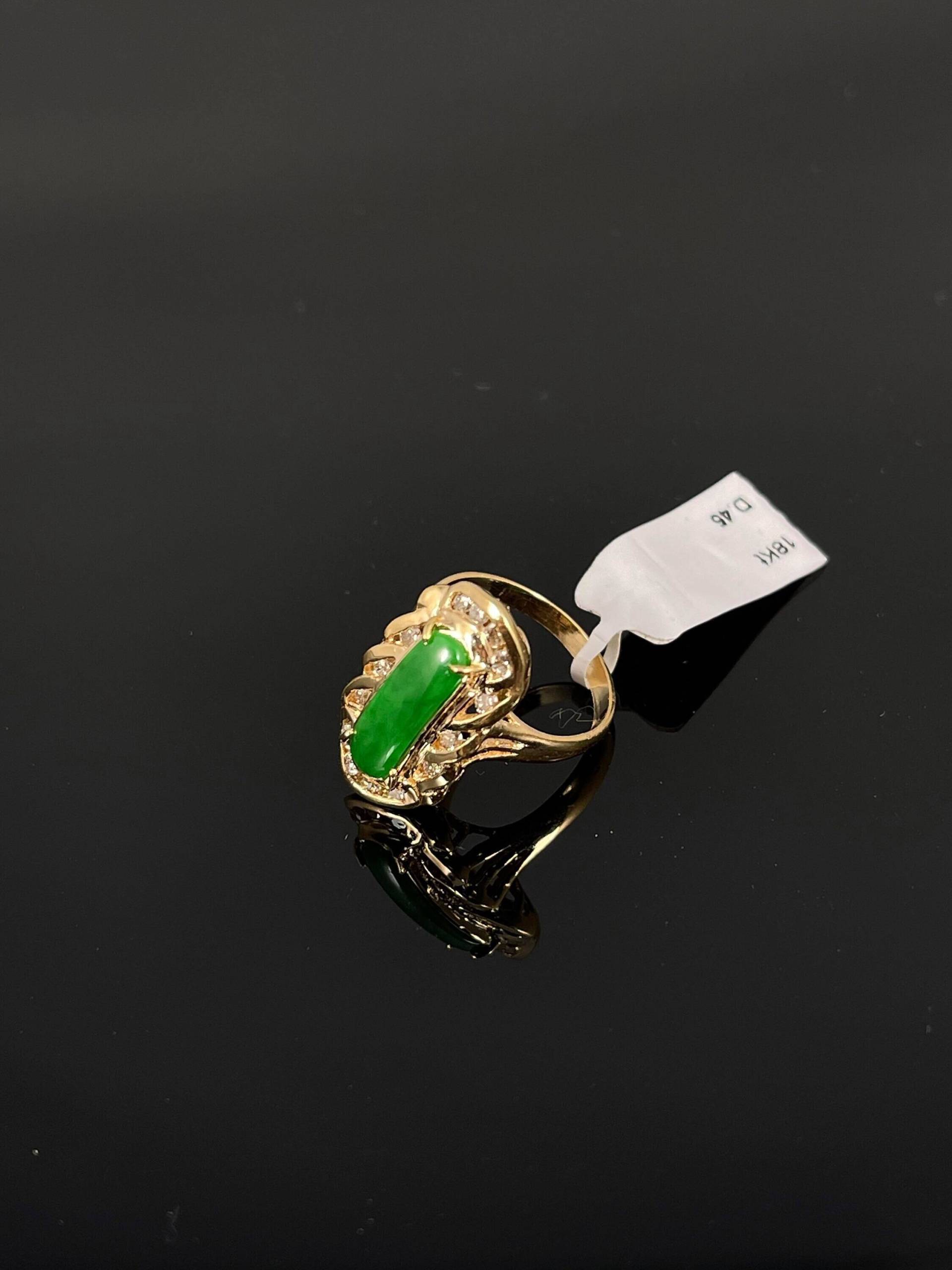 18K Gelbgold Natürlicher Oval Geschliffener Jade Stein Und Diamant Baguette Halo Stil Ring Mit Split Cathedral Shank 18K Gelbgold Natürlicher Oval Geschliffener Jade Stein Und Diamant Baguette Halo Stil Ring Mit Split Cathedral Shank von KimFineJewelry