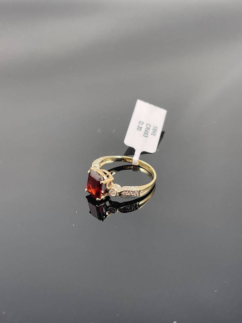 18K Gelbgold Natürlicher Smaragdschliff Granat Und Diamant Ring Mit Free Form Pave Shank Setting von KimFineJewelry