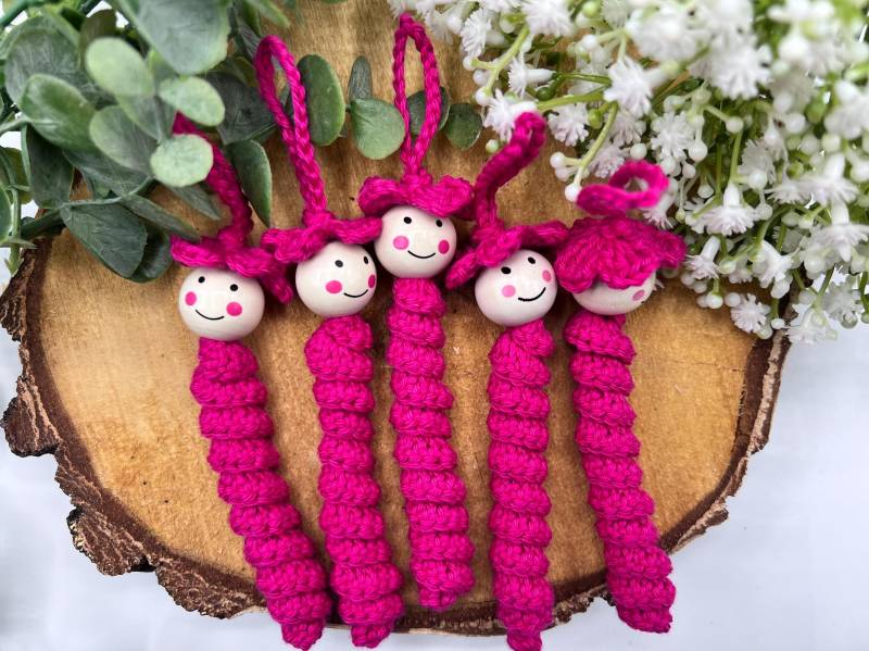 5 - Er Set Glückswürmchen/Sorgenwürmchen Häkelwürmchen Talisman Schlüsselanhänger Geschenkidee Glücksbringer Pink Brustkrebs von KimKalvin