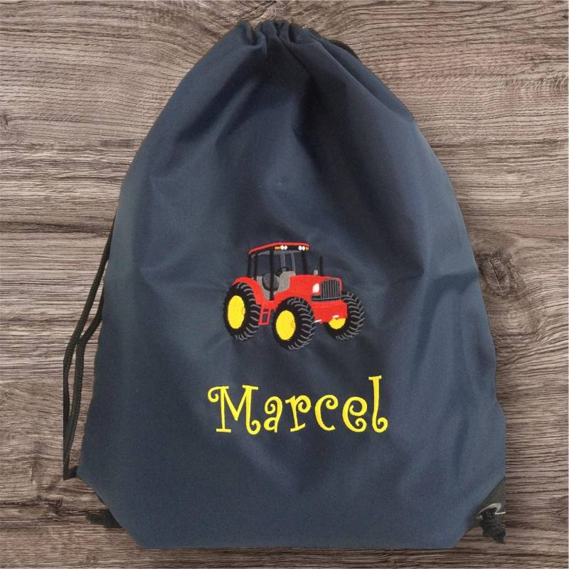 Turnbeutel/Wäschebeutel Für Die Krippe Oder Kita Mit Stickmotiv Traktor Rot | #96 Geschenk Zum Kitastart von KimKalvin