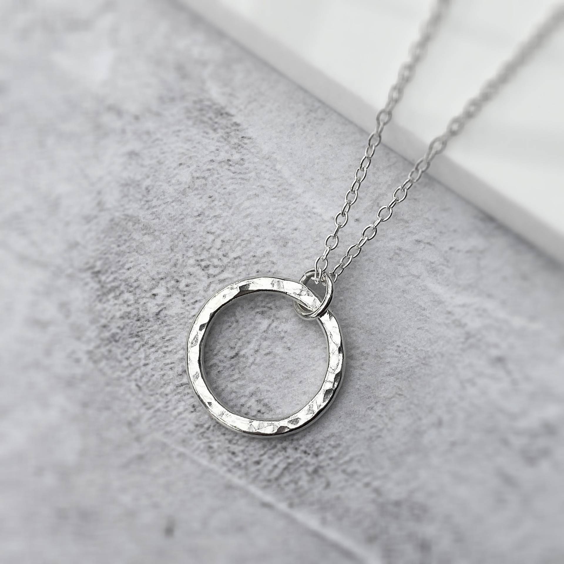 Gehämmert Silber Kreis Halskette | Offener Strukturierte Geschenk Für Sie Minimalistisch von KimRyanJewellery