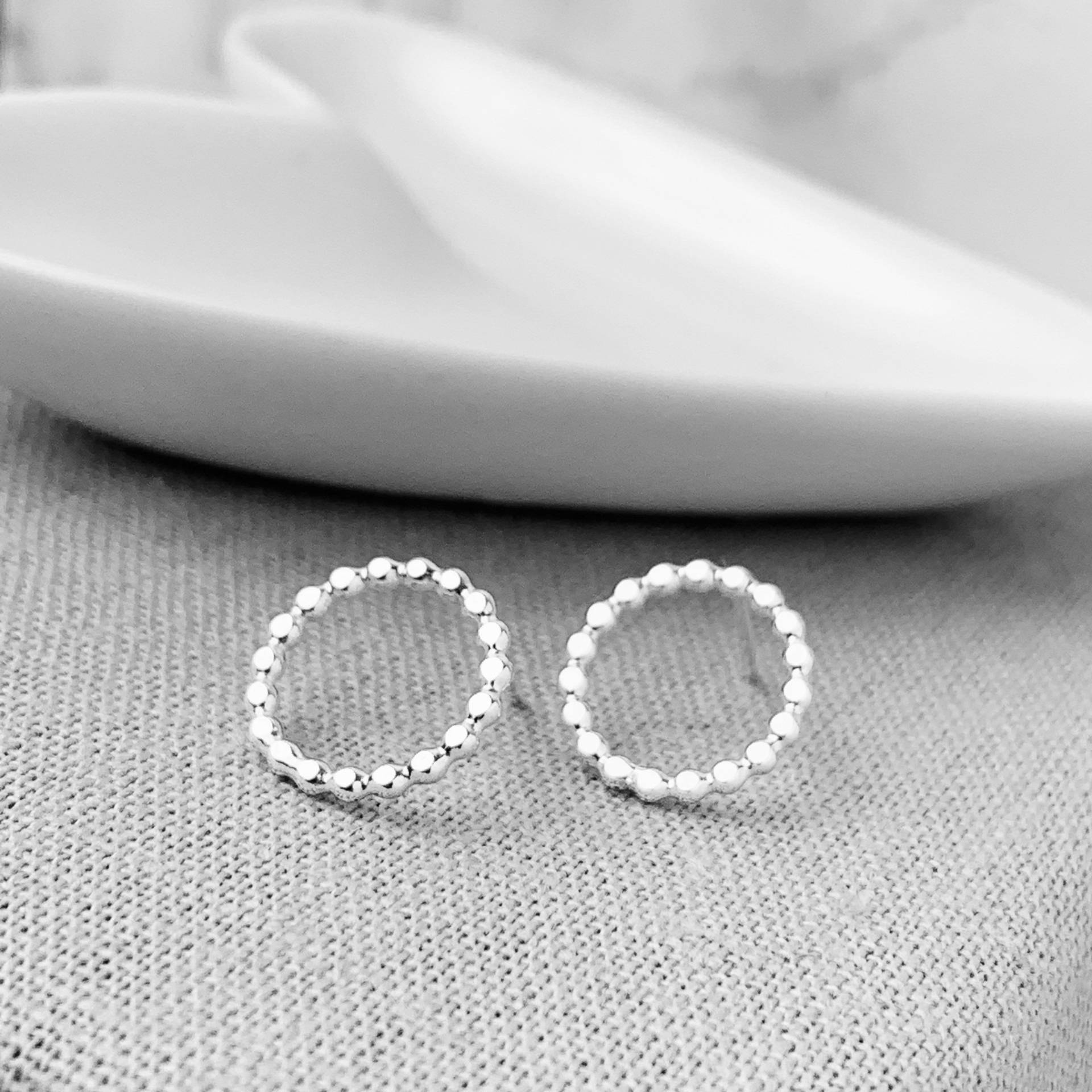 Kreis Silber Ohrringe | Flache Perlen Ohrstecker Öffnen Sie Den Kreis-Bolzen-Ohrringe von KimRyanJewellery