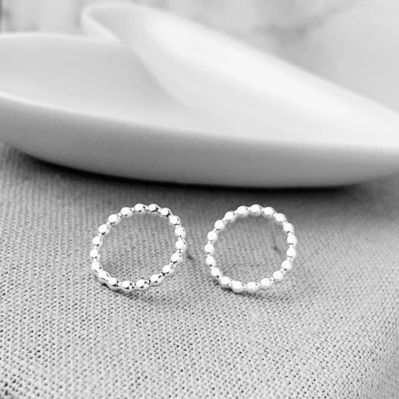 Kreis Silber Ohrringe | Flache Perlen Ohrstecker Öffnen Sie Den Kreis-Bolzen-Ohrringe Kreis Silber Ohrringe | Flache Perlen Ohrstecker Öffnen Sie Den Kreis-Bolzen-Ohrringe von KimRyanJewellery
