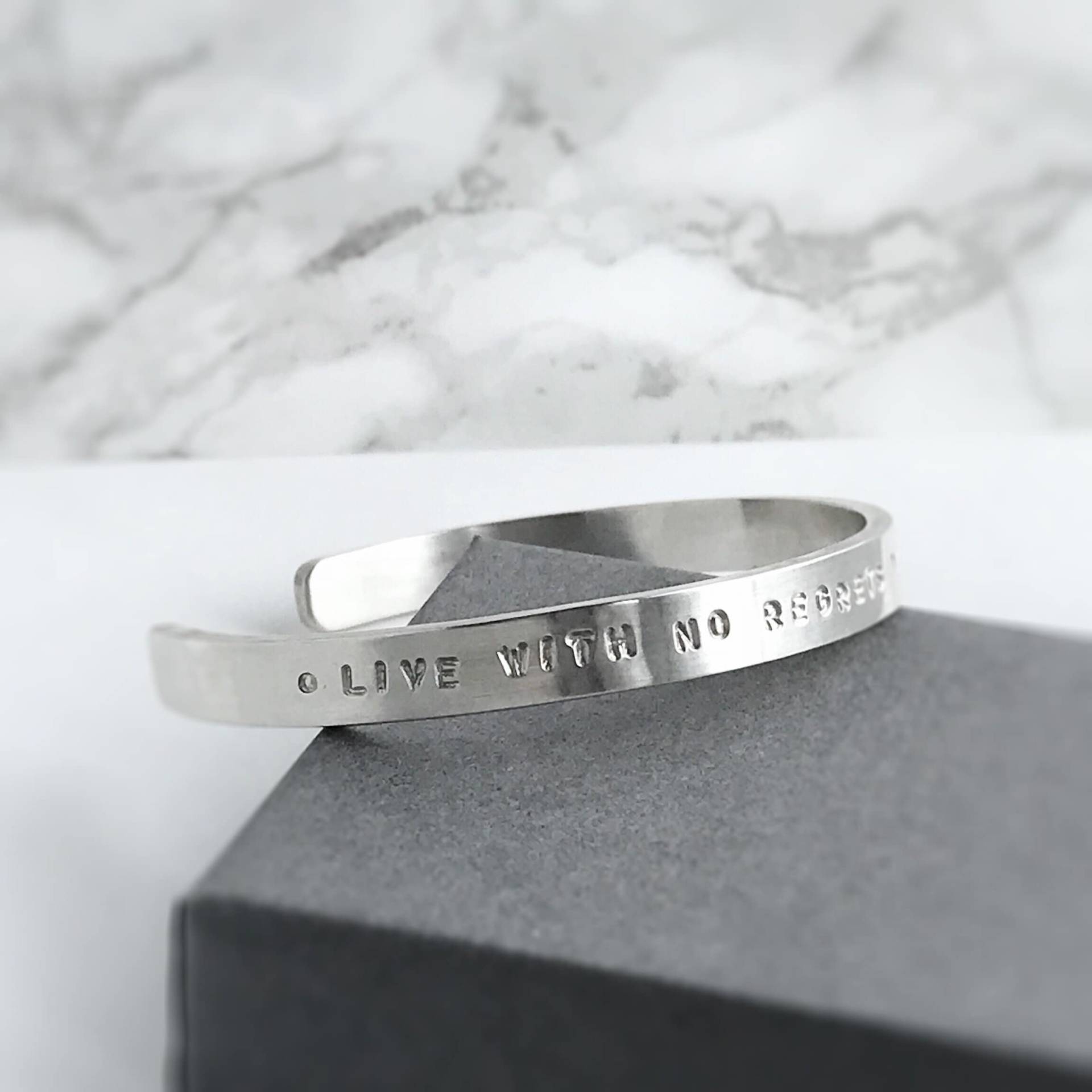 Personalisierte Silber Armreif | Handgestempeltes Manschette Armband Verstellbarer Grobstrick Sterling Personalisiertes Namensarmband Geschenk Für von KimRyanJewellery