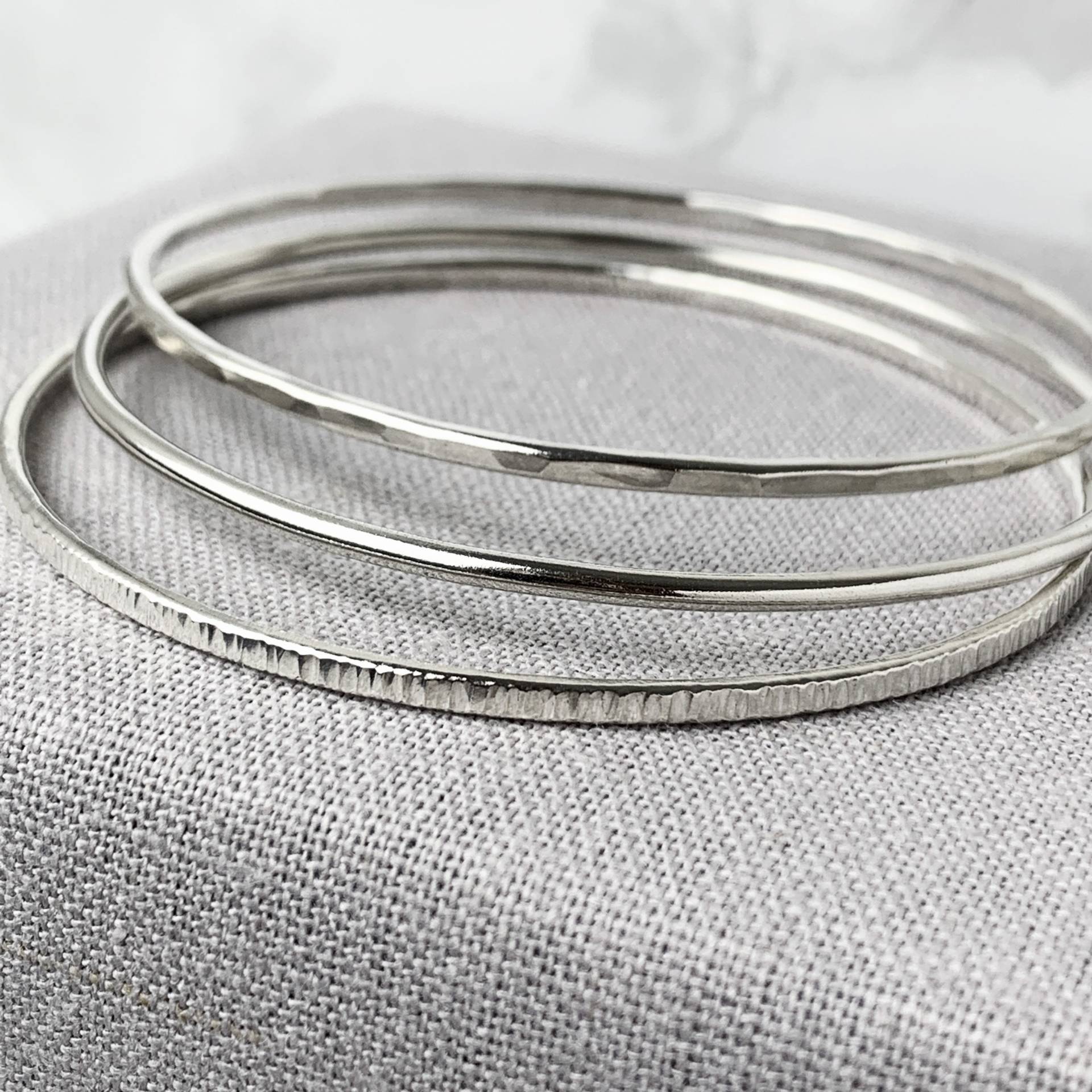 sterling Silber Armreif Set | Glatte, Lineare Und Gehämmerte Silberarmbänder Geschenke Für Sie Armreifen von KimRyanJewellery