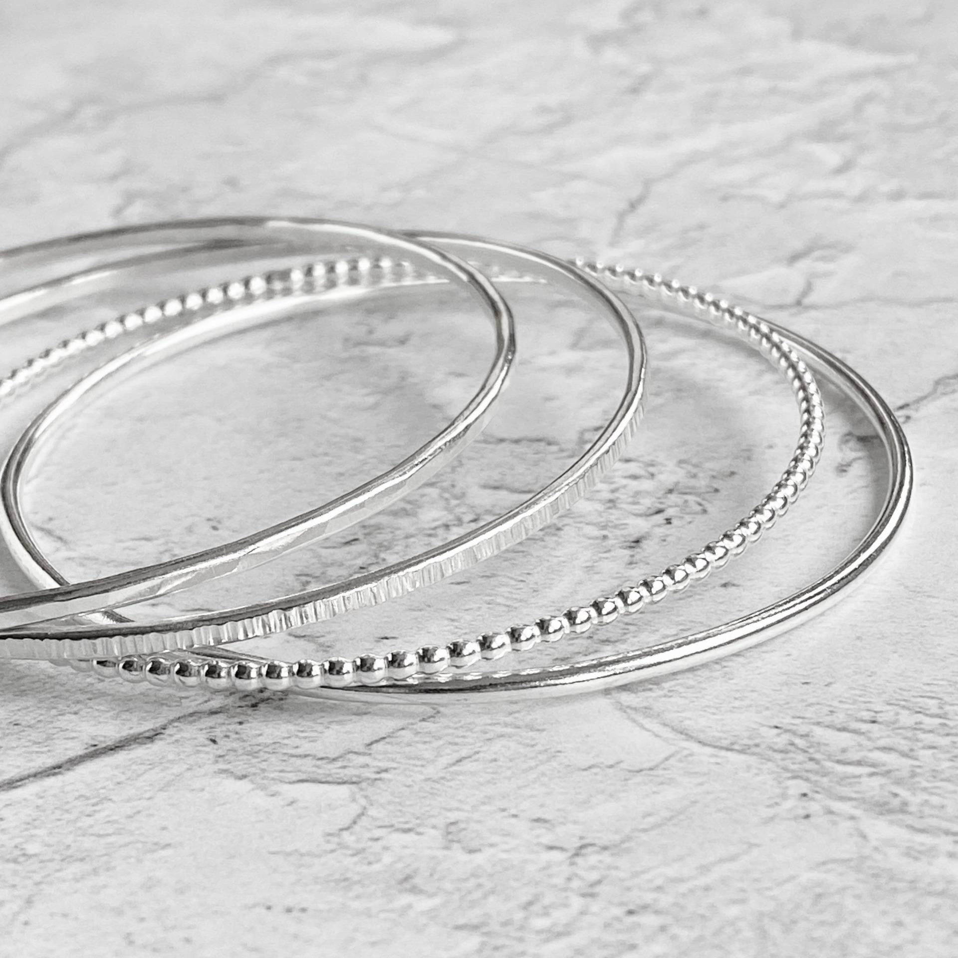 sterling Silber Armreif Set Von 4 | Armreifen 925 Gehämmertes Geschenke Für Sie Schmuck Uk von KimRyanJewellery