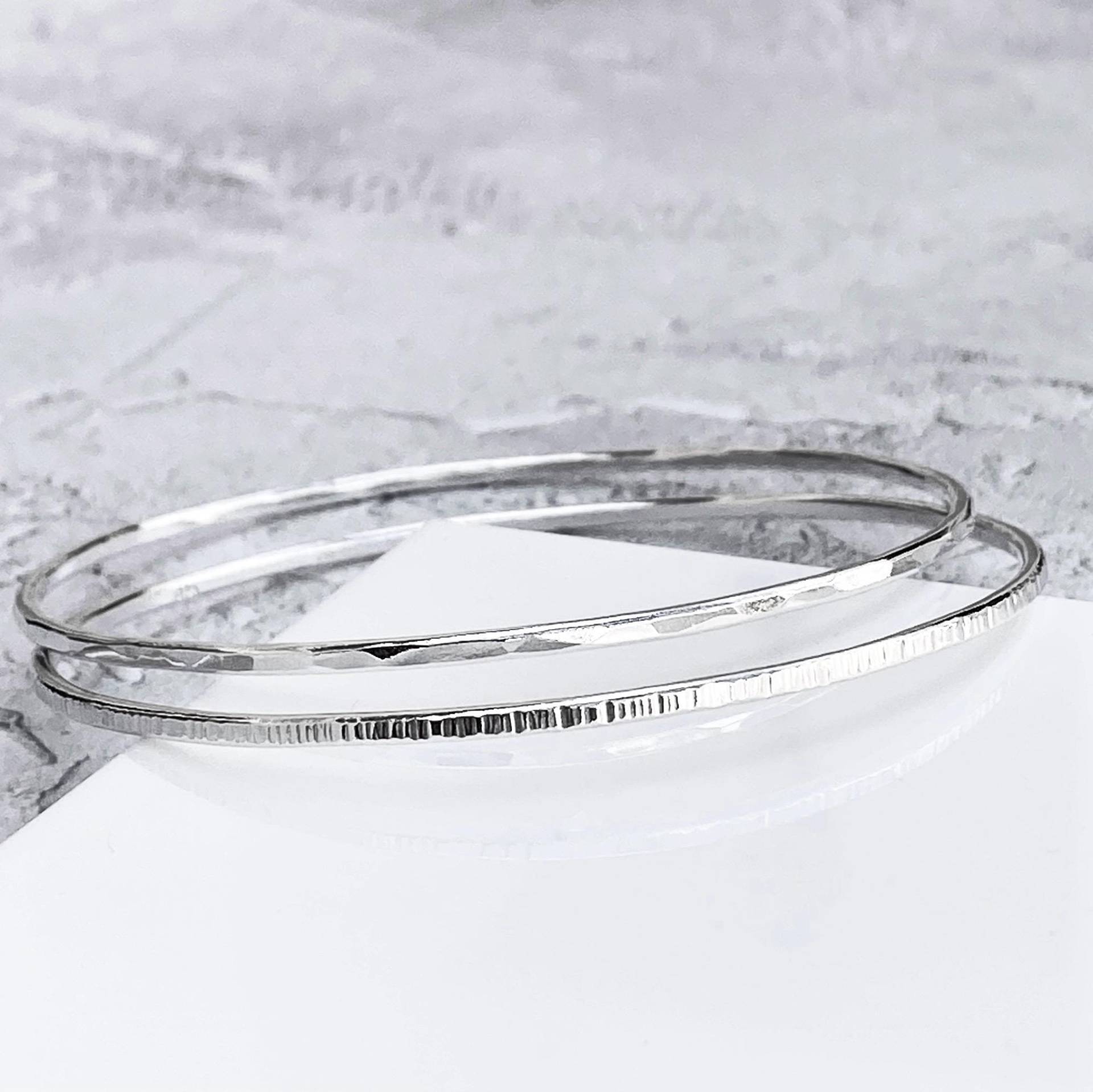 sterling Silber Armreifen | 2Er-Set Gehämmerte Geschenk Für Sie Gehämmert & Linear Texturiert 2mm von KimRyanJewellery